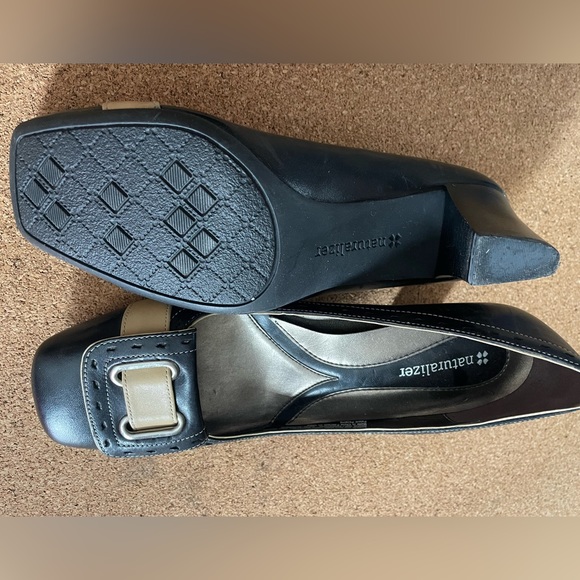 Naturalizer black and beige pumps. Womens 7W. - Picture 3 of 8